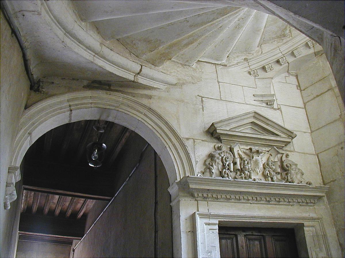 Langres - Maison Renaissance - Porte et escalier 