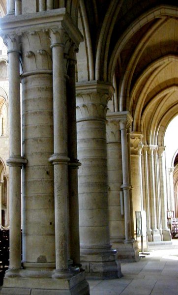 Notre-Dame de Laon.Nef, colonnes et colonnettes 