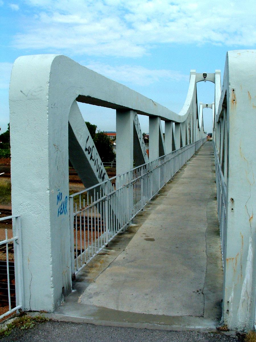 Brücke über die Gleise am Bahnhof von Laon 
