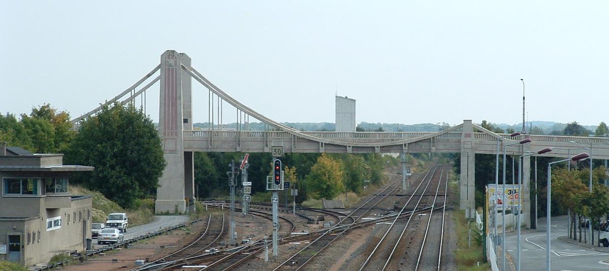Pont suspendu en béton armé sur le voies ferrées, Laon 