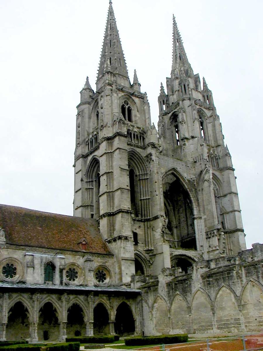 Soissons - Abbaye Saint-Jean-des-Vignes - Eglise-abbatiale - Façade occidentale vue du cloître 