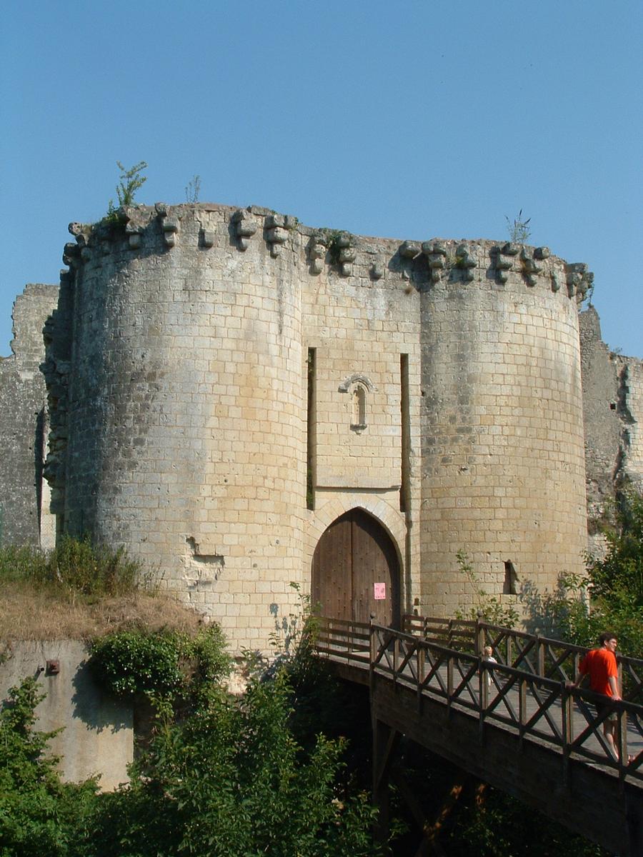 Château de Lavardin - La porte principale de la première enceinte 