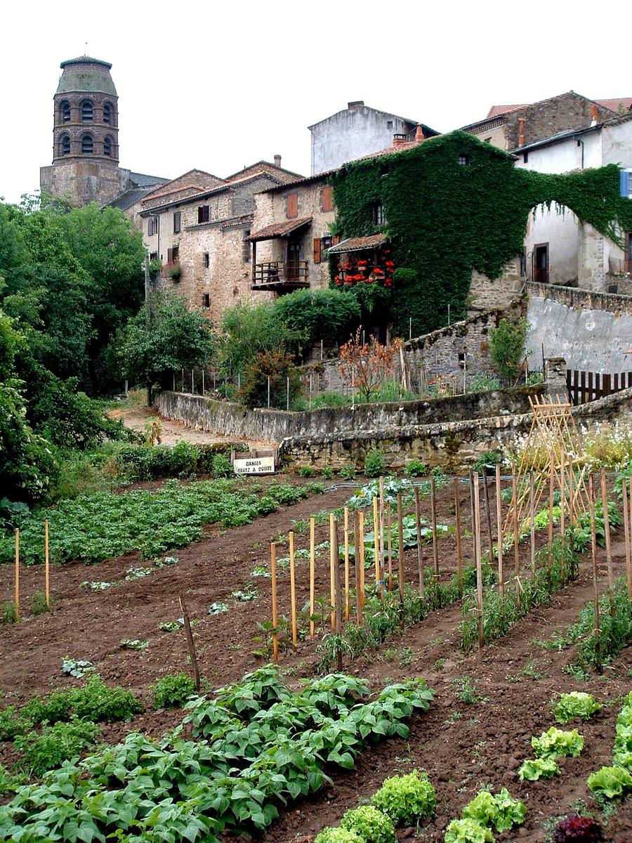 Lavaudieu - L'abbatiale vue des potagers 