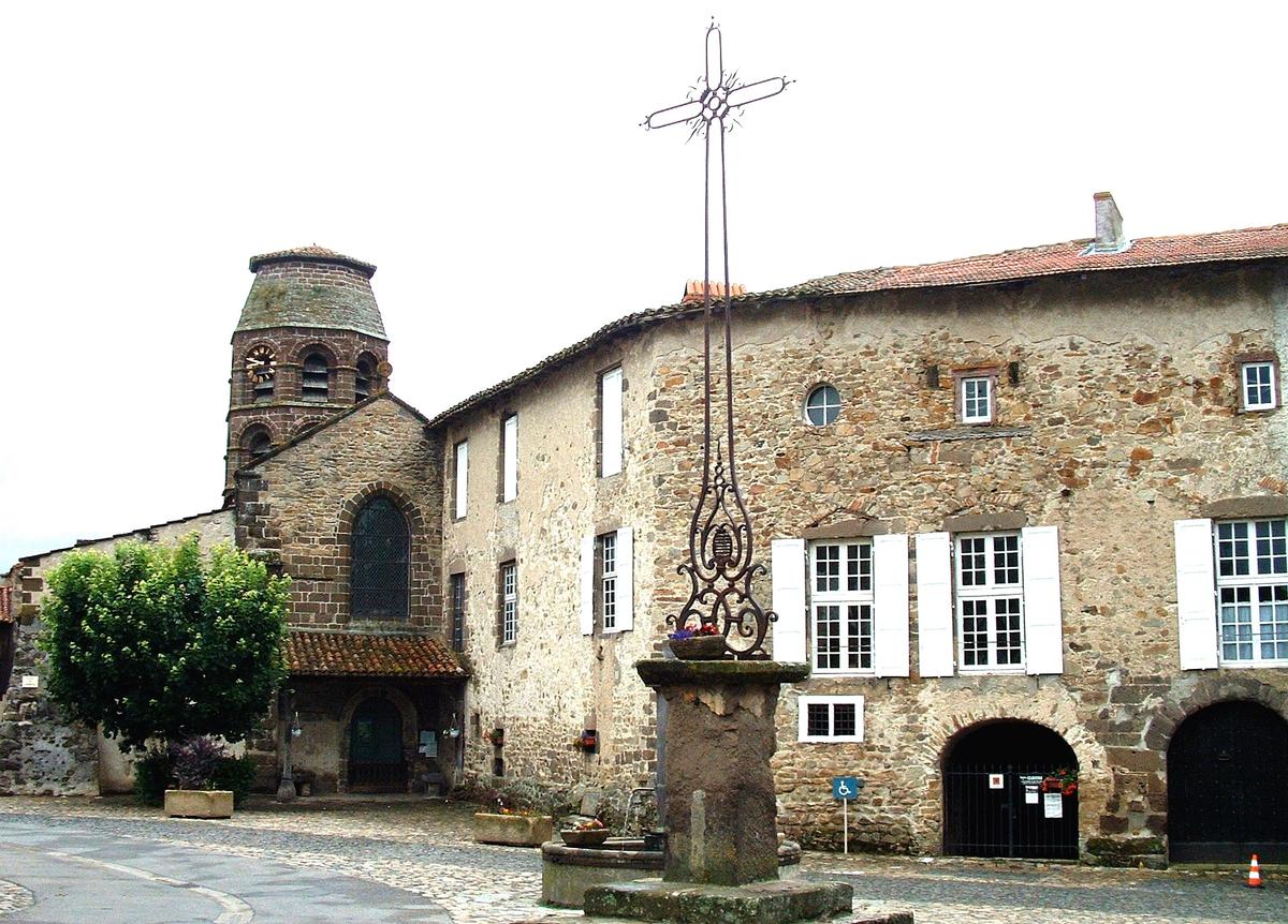 Lavaudieu - Abbatiale et entrée du cloître 