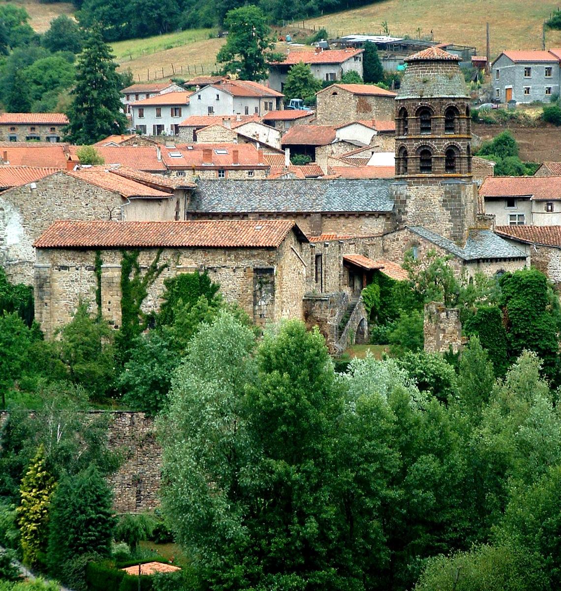 Lavaudieu - L'abbaye au bord de la Sénouire 