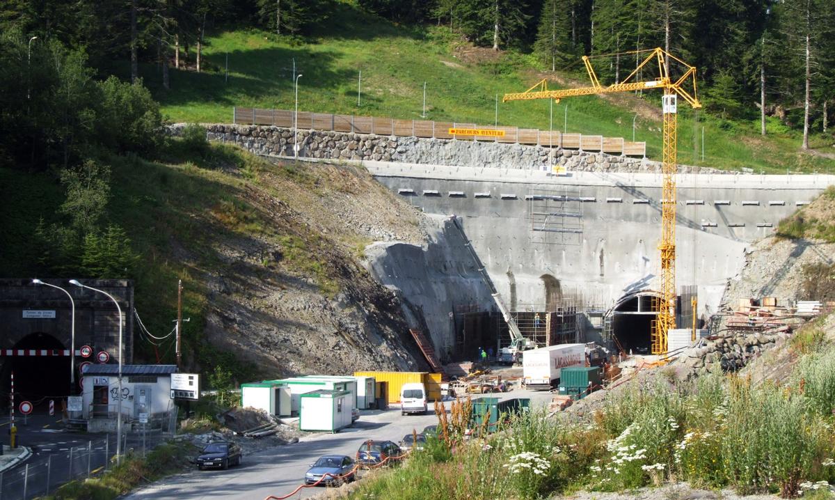 Nouveau tunnel routier du Lioran à côté de l'ancien tunnel 