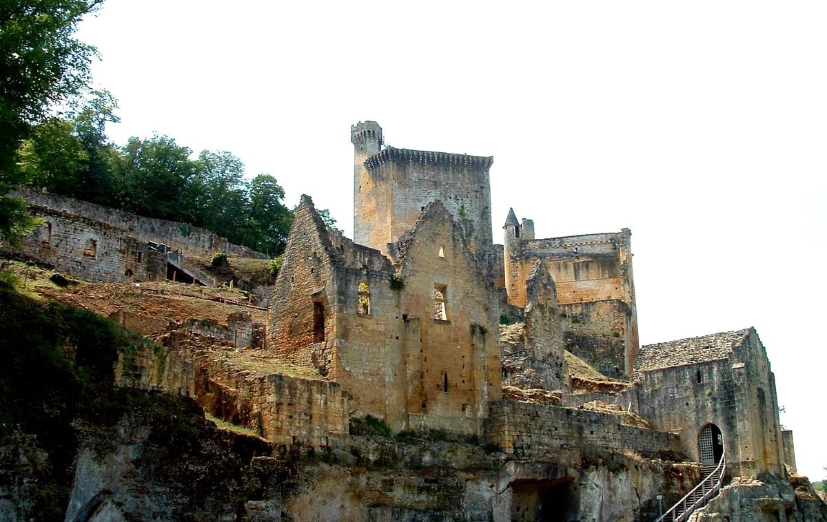 Castrum de Commarque - Entrée sous la chapelle, maison, logis noble de la famille de Commarque et château de la famille de Beynac 