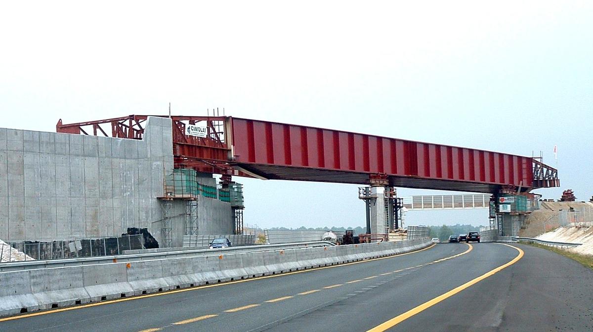 LGV Est-Européenne - Pont de Bussy-le-Château - Le tablier métallique du type RAPL en presque fin de lancement 