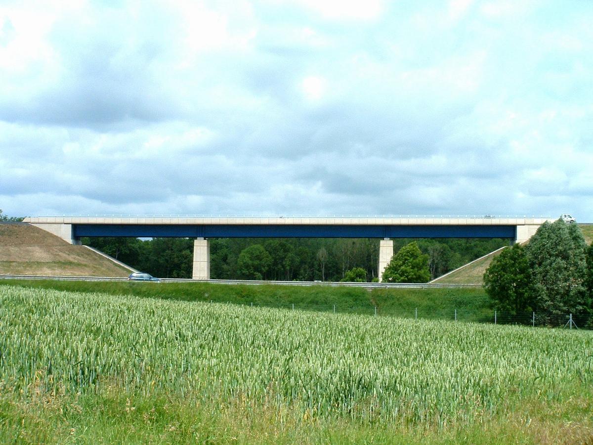 LGV Est Européenne - Viaduc de l'Ardre - Ensemble. Au premier plan, l'autoroute A4 