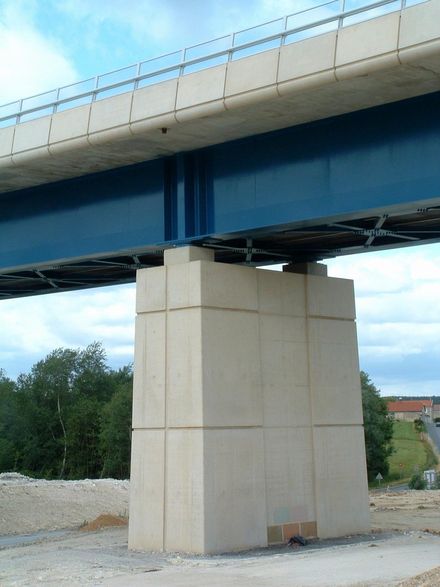 LGV Est Européenne - Viaduc de Tramery - Une pile du tablier côté Est avec tablier raidi par des croix de Saint-André 