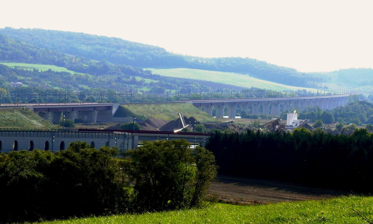 Fiche média no. 95160 LGV Est-Européenne - Ouvrage de décharge de la Moselle avec les ouvrages de raccordement à la voie ferrée Nancy-Metz-Luxembourg et au loin, le viaduc de la Moselle