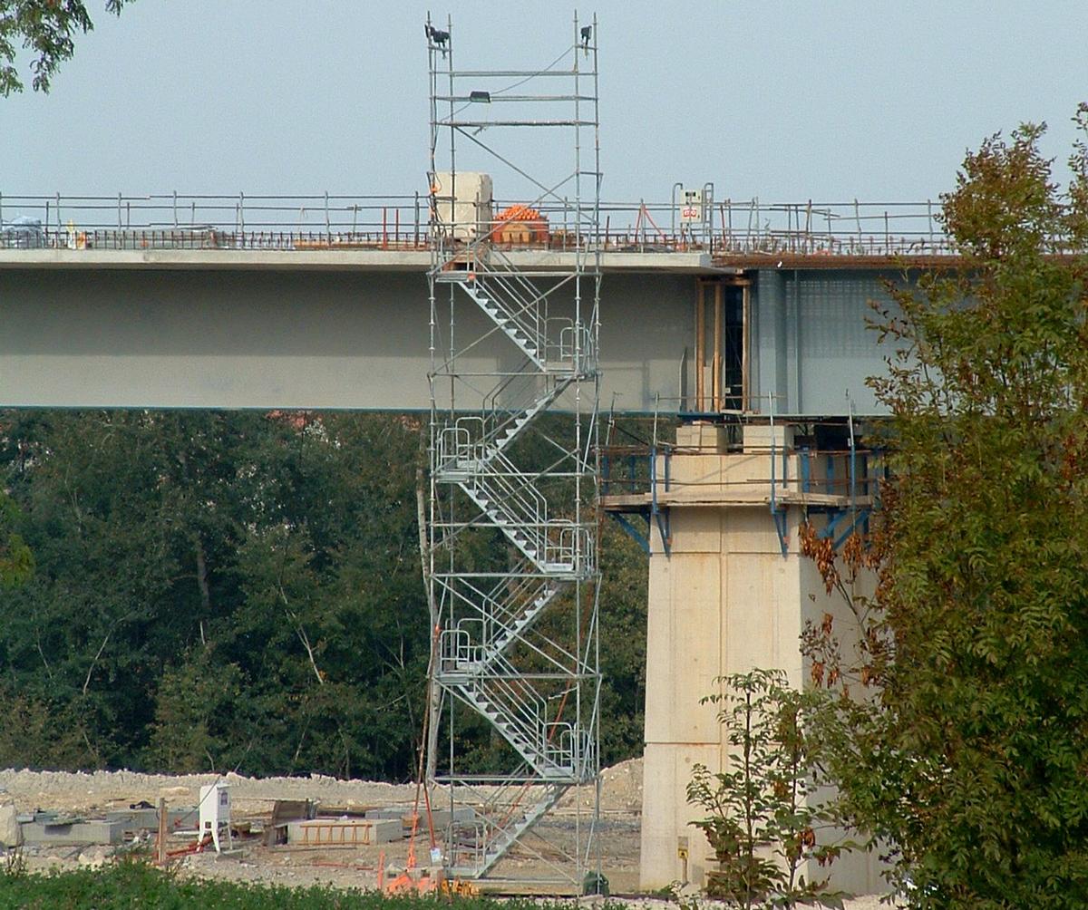 LGV Est-Européenne - Viaduc de Tramery en cours de construction - Accès au hourdis en béton armé par une tour-escalier 