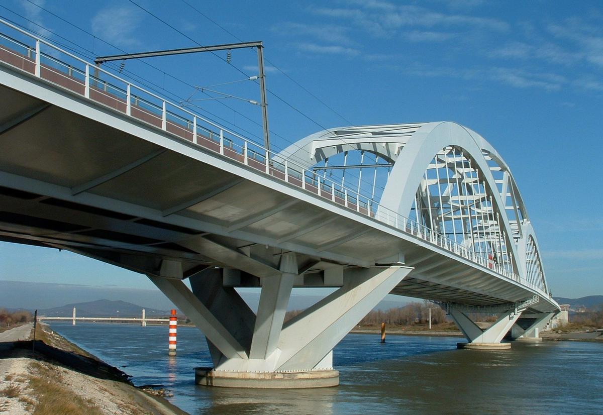 LGV Méditerranée - Viaduc de la Garde-Adhémar sur le canal de Donzère avec le pont à haubans de Pierrelate conçu par Albert Caquot 