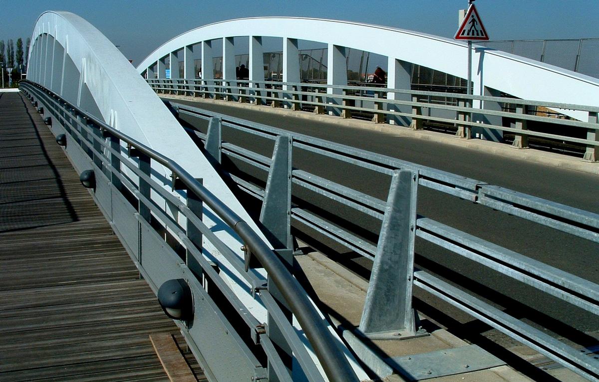 Brücke über die Eisenbahngleise am Bahnhof Lieusaint, Frankreich 