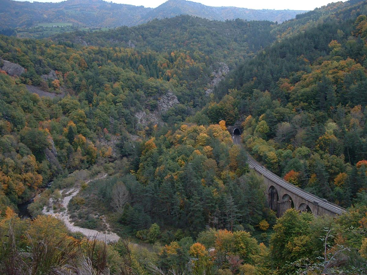 Au sud de Monistrol-d'Allier: viaduc de Fontannes et tunnel de Fontannes dans les gorges de l'Allier 