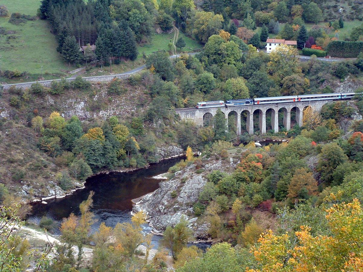 Viaduc de Combe-Gros à côté de l'Allier 