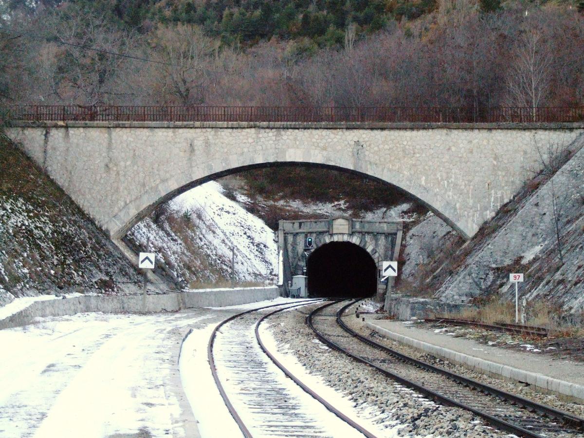 Tunnel ferroviaire du col de Cabre - Vu de la gare de La Beaume 