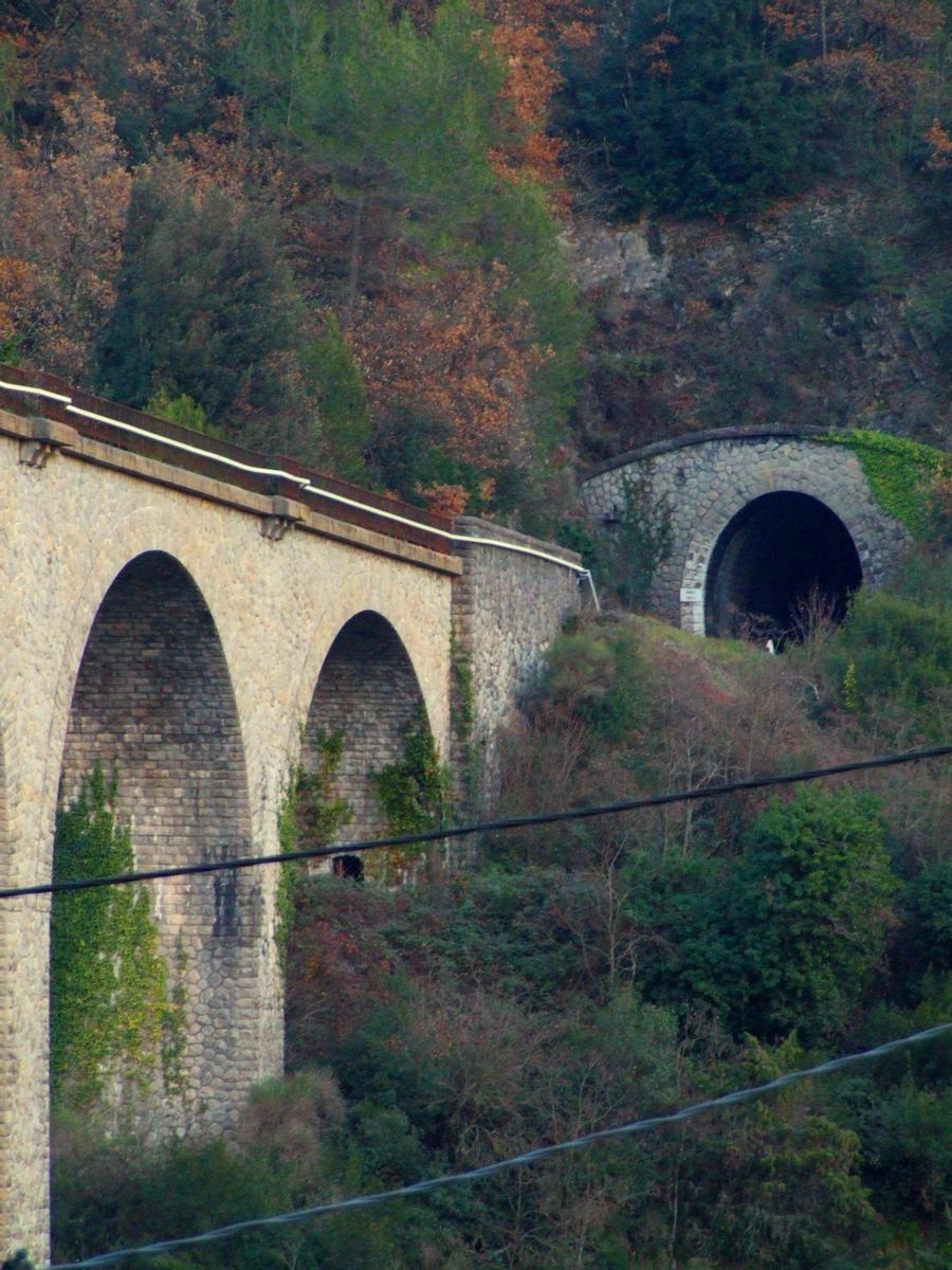 L'Escarène - Viaduc de l'Escarène - Début du viaduc à la sortie d'un tunnel (côté Nice) 
