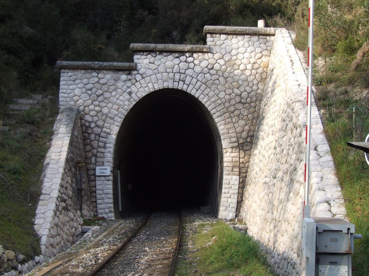 Peillon - En montant vers Peillon, la route croise la voie de chemin de fer. A gauche le tunnel de Launa (309 m) 