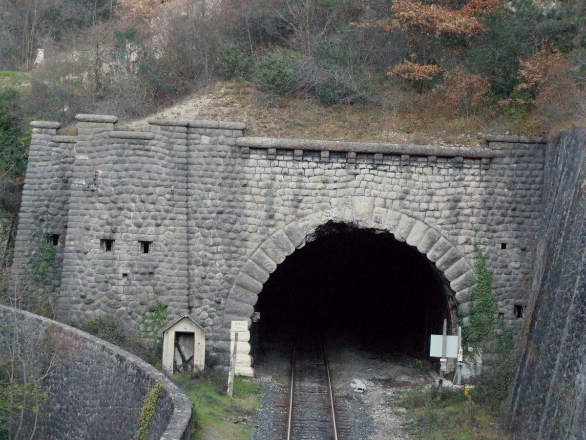 Fiche média no. 52651 Ligne Nice - Coni - Entre l'Escarène et Sospel - Tunnel du Col-de-Braus (5939 m) Côté Touët-de-l'Escarène avec meutrières de tir et poste de garde