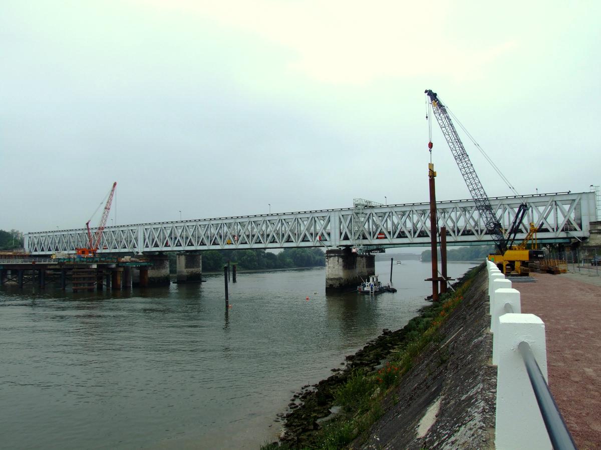 Nouveau pont ferroviaire d'Oissel Réalisation de l'estacade permettant de réaliser les appuis en Seine. A côté, le pont ferroviaire actuel
