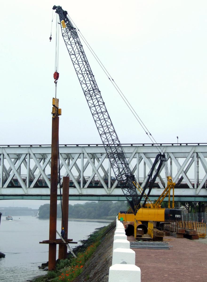 Fiche média no. 85235 Nouveau pont ferroviaire d'Oissel - Réalisation de l'estacade permettant de réaliser les appuis en Seine. Vibrofonçage des pieux tubulaires métalliques
