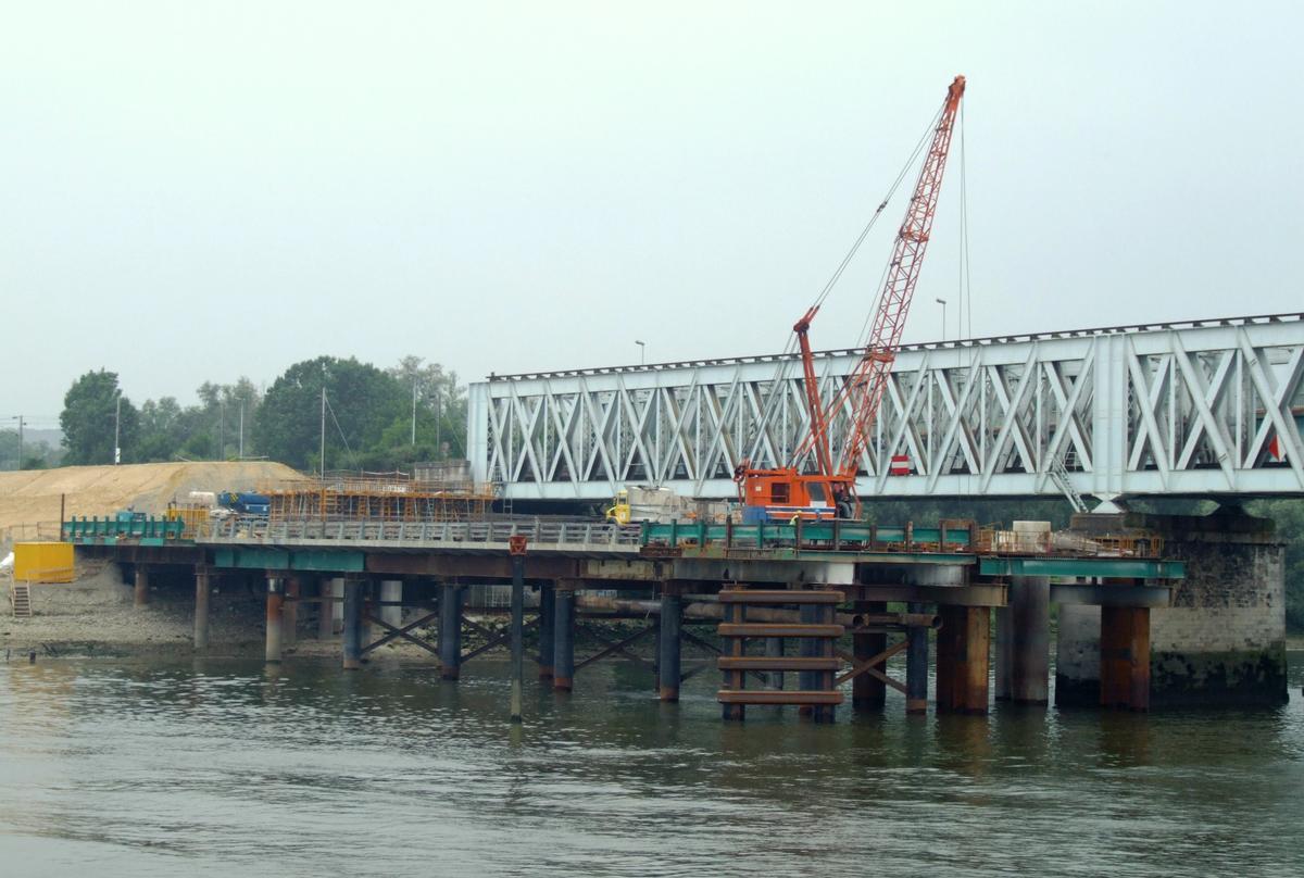 Nouveau pont ferroviaire d'Oissel - Réalisation des pieux d'une pile à partir de l'estacade rive droite 