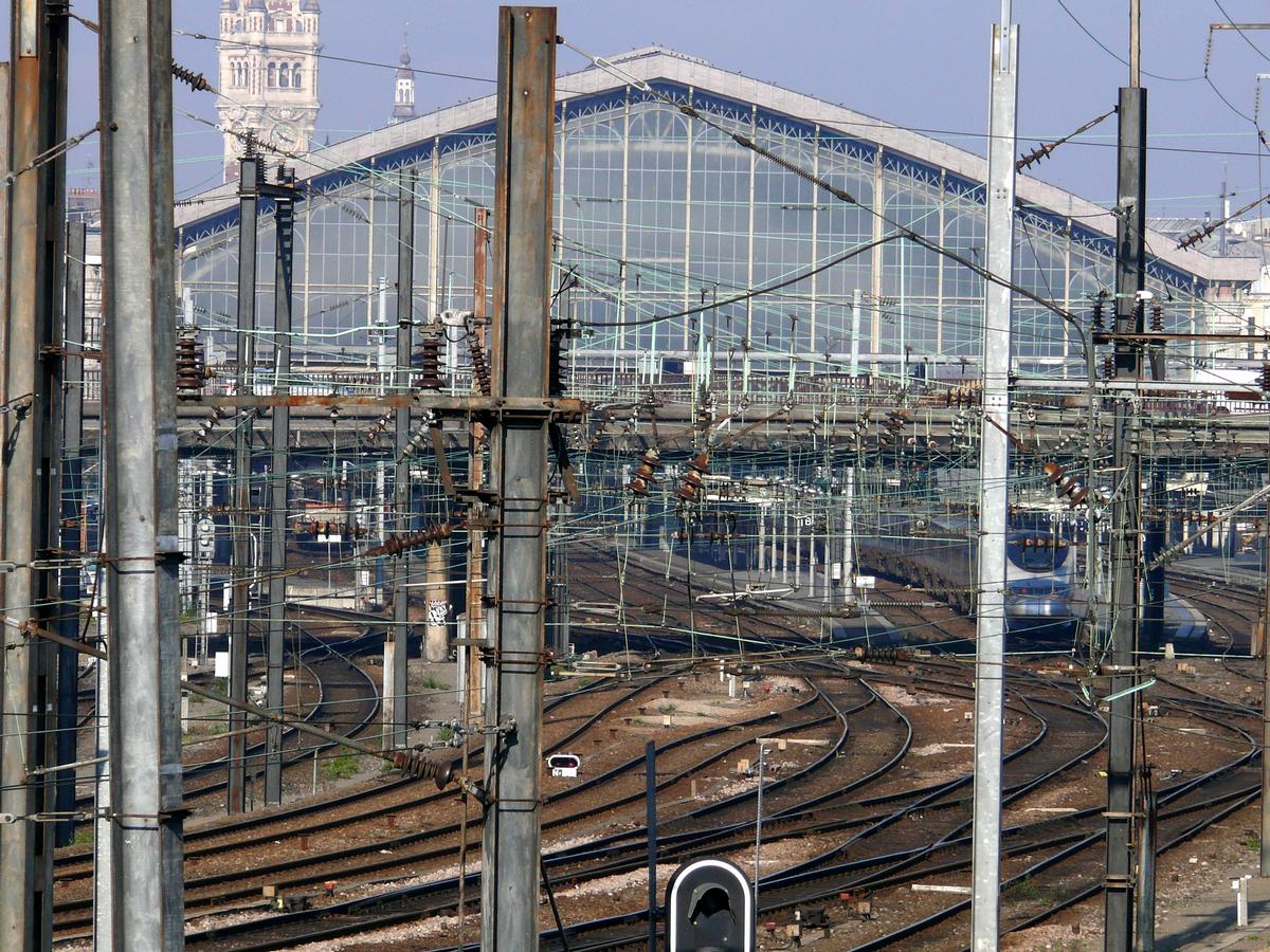 Lille - Gare de Lille-Flandres. La gare vue du pont de Fives 