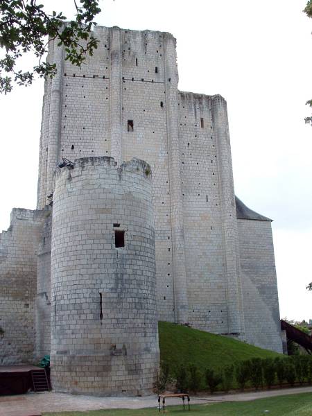 Château Sud, LochesDonjon du 11ème siècle et tour orientale du 13ème siècle Château Sud, Loches Donjon du 11 ème siècle et tour orientale du 13 ème siècle