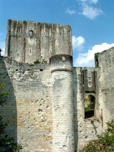 Château Sud, LochesEntrée et donjon du XIème siècle 
