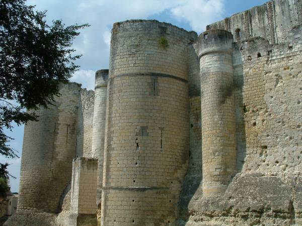 Château Sud, LochesTours à bec protégeant la 3ème enceinte 