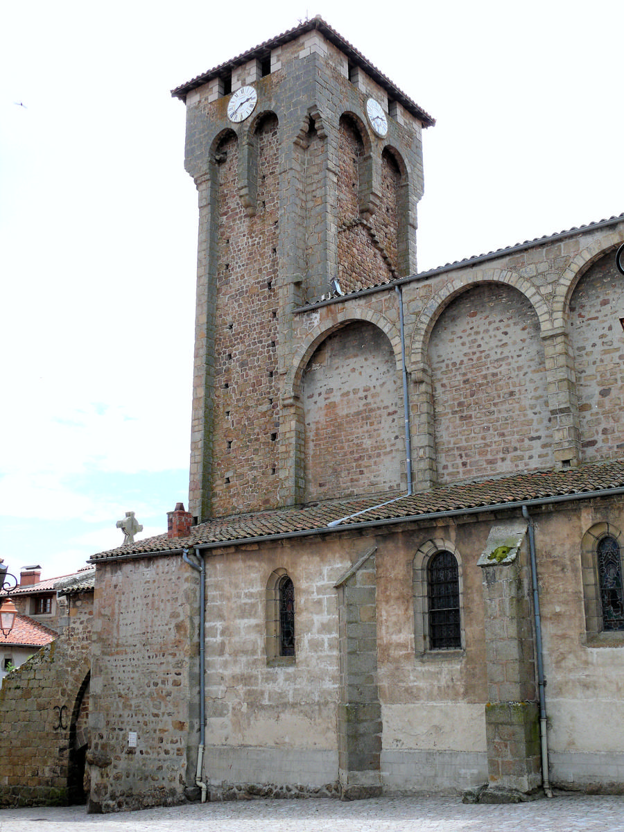 Marols - Eglise Saint-Pierre - Clocher fortifié construite pour protéger le prieuré pendant la guerre de Cent Ans 