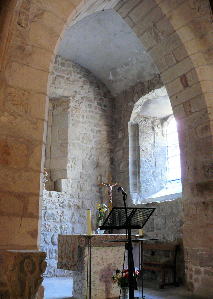 Marols - Eglise Saint-Pierre - Choeur avec un chapiteau roman déposé sur une colonnette 