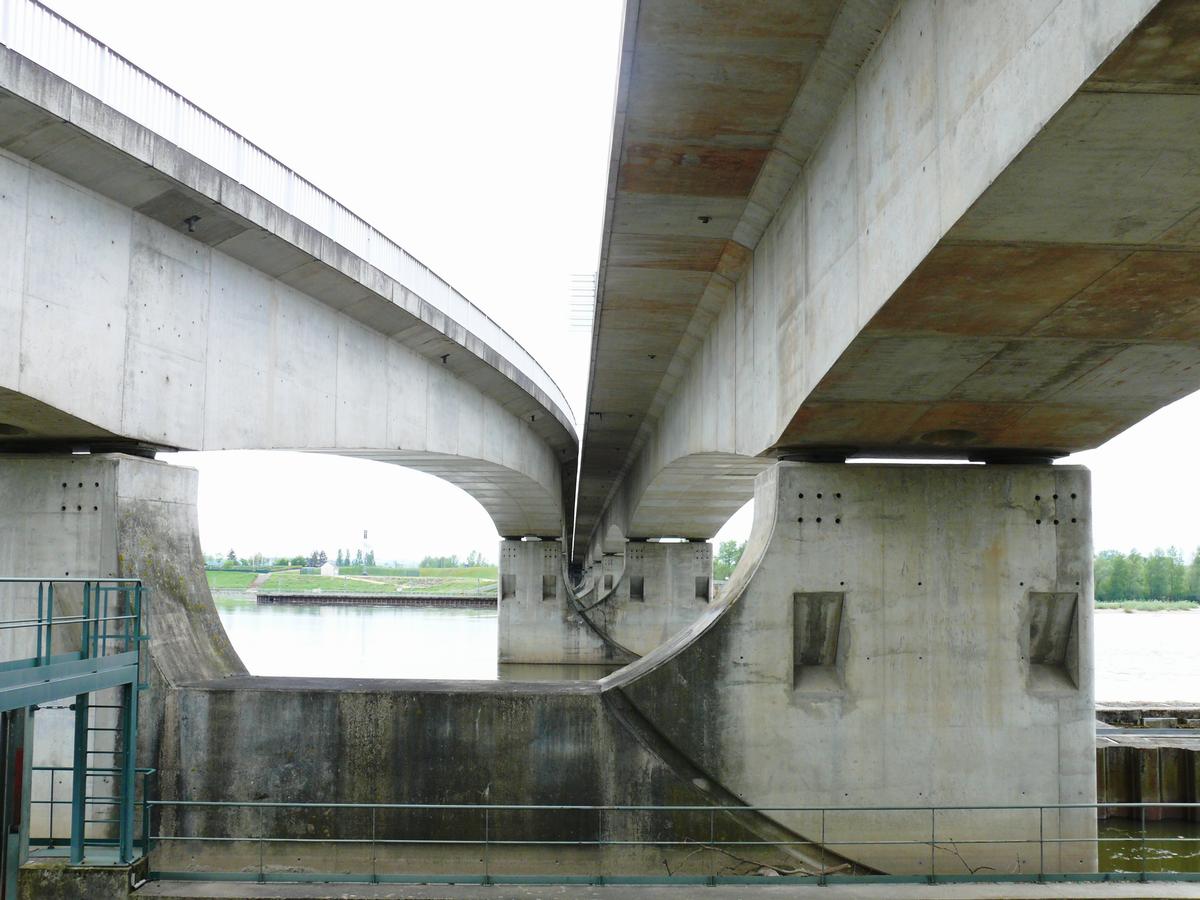 Pont de Neuvy-sur-Loire - Le tablier de gauche porte la voie ferrée allant vers la centrale nucléaire de Belleville 
