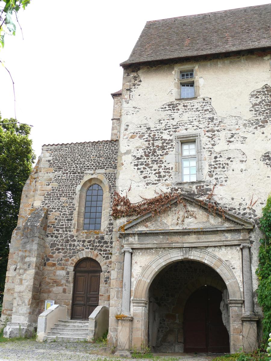 Chalain-d'Uzore - Le château des Damas et l'église 
