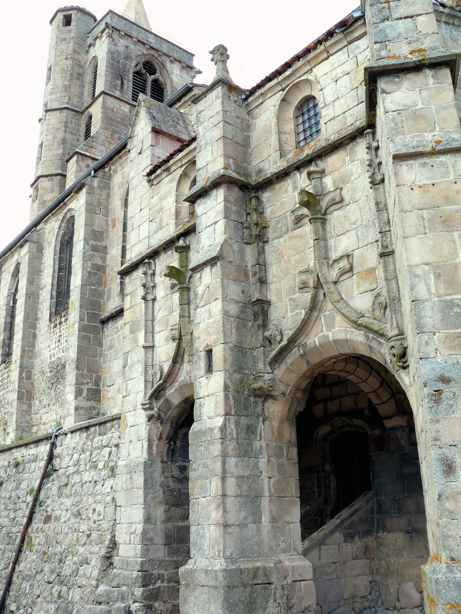 Saint-Bonnet-le-Château - Collégiale Saint-Bonnet - Accès à la sacristie construite à la fin du 15ème siècle Saint-Bonnet-le-Château - Collégiale Saint-Bonnet - Accès à la sacristie construite à la fin du 15 ème siècle