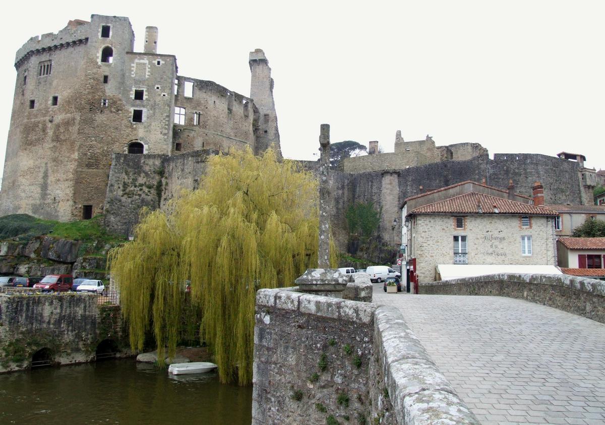 Le château de Clisson vu du pont de la Vallée 