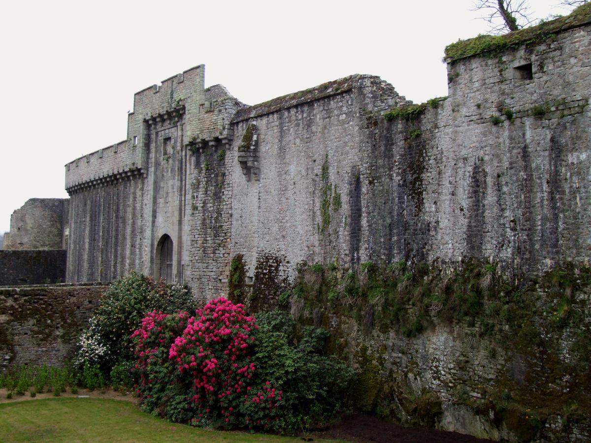 Le château de Clisson - Rempart et entrée principale du château 