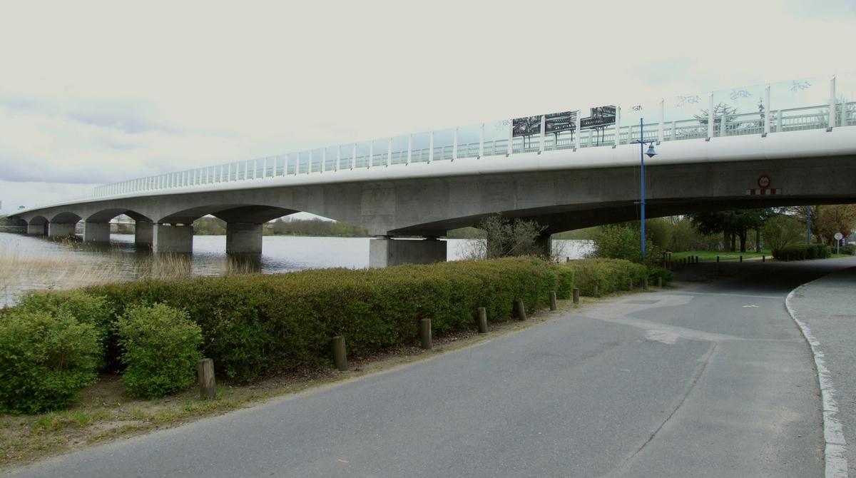 Fiche média no. 58786 Nantes - Boulevard extérieur - Pont de Bellevue de 1990 - Ensemble au-dessus de la Loire (pont situé à l'amont du premier pont construire en 1971)