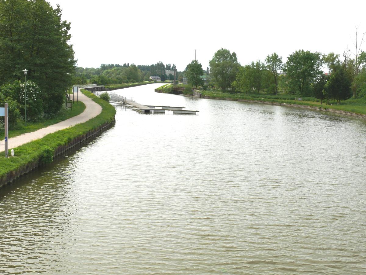 Ecluse de Buges - A l'amont de l'écluse, le canal de Briare vers Montargis 