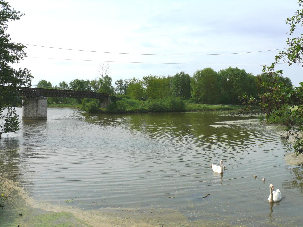 Ecluse de Buges - A l'amont de l'écluse, le canal d'Orléans 