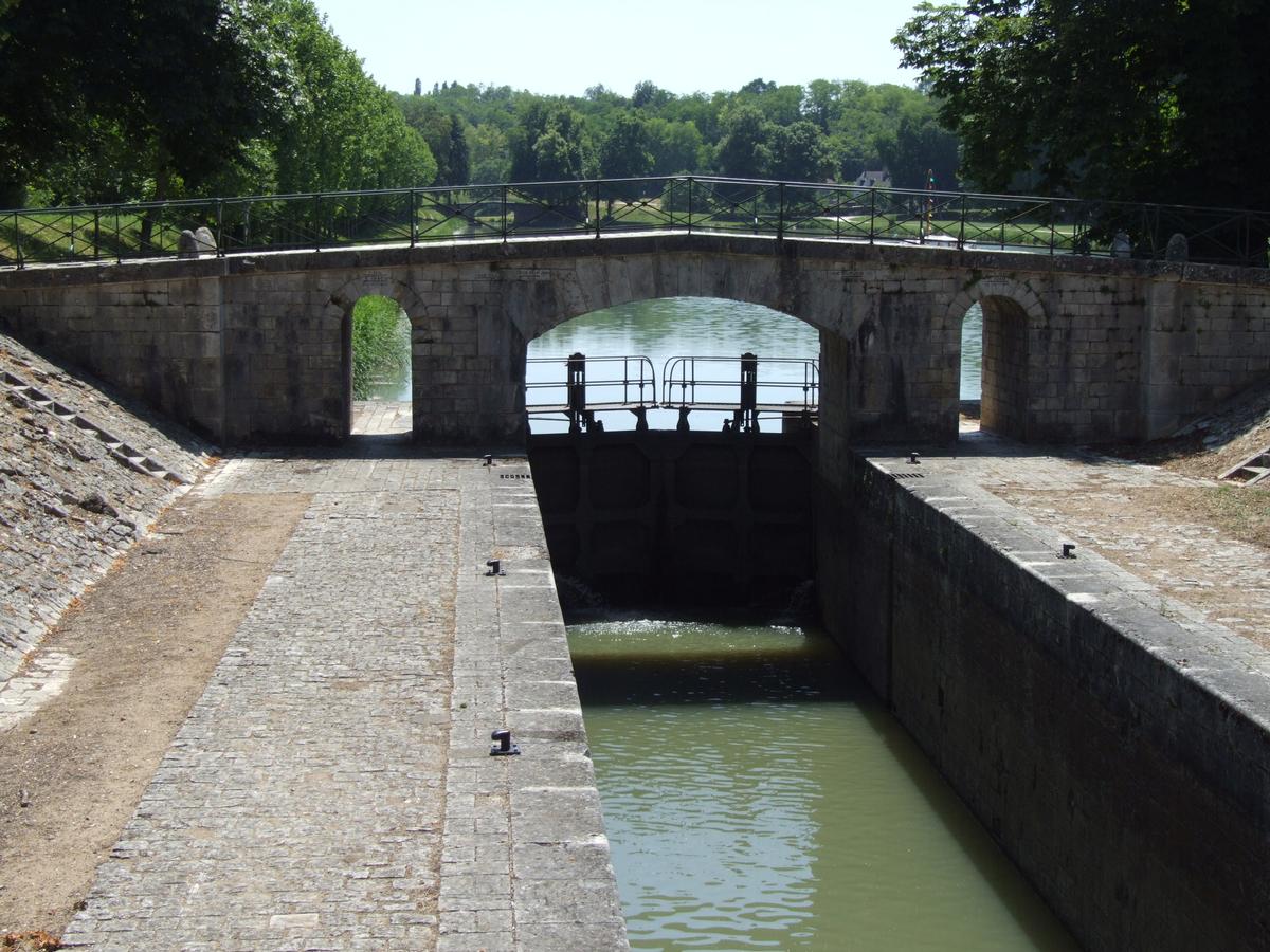 Mantelot Lock (Châtillon-sur-Loire) 