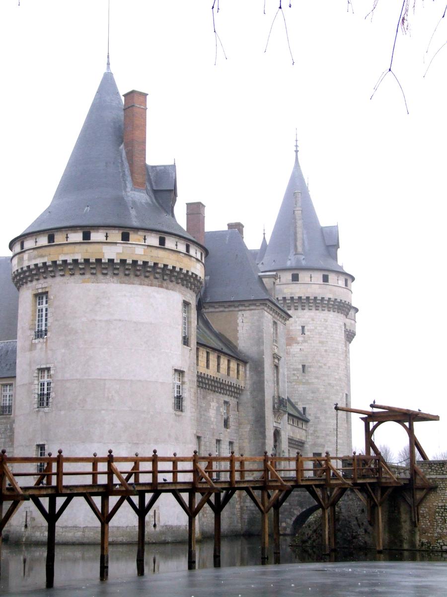 Château de Sully - Pont de bois avec pont-levis permettant l'accès à l'avant-cour et à l'entrée du château 