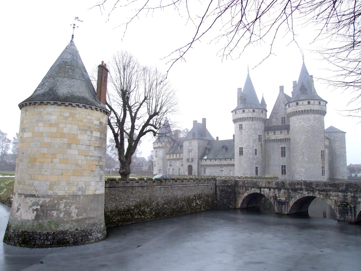 Château de Sully - Les douves gelées du château et les façades côté Est et côté Loire 