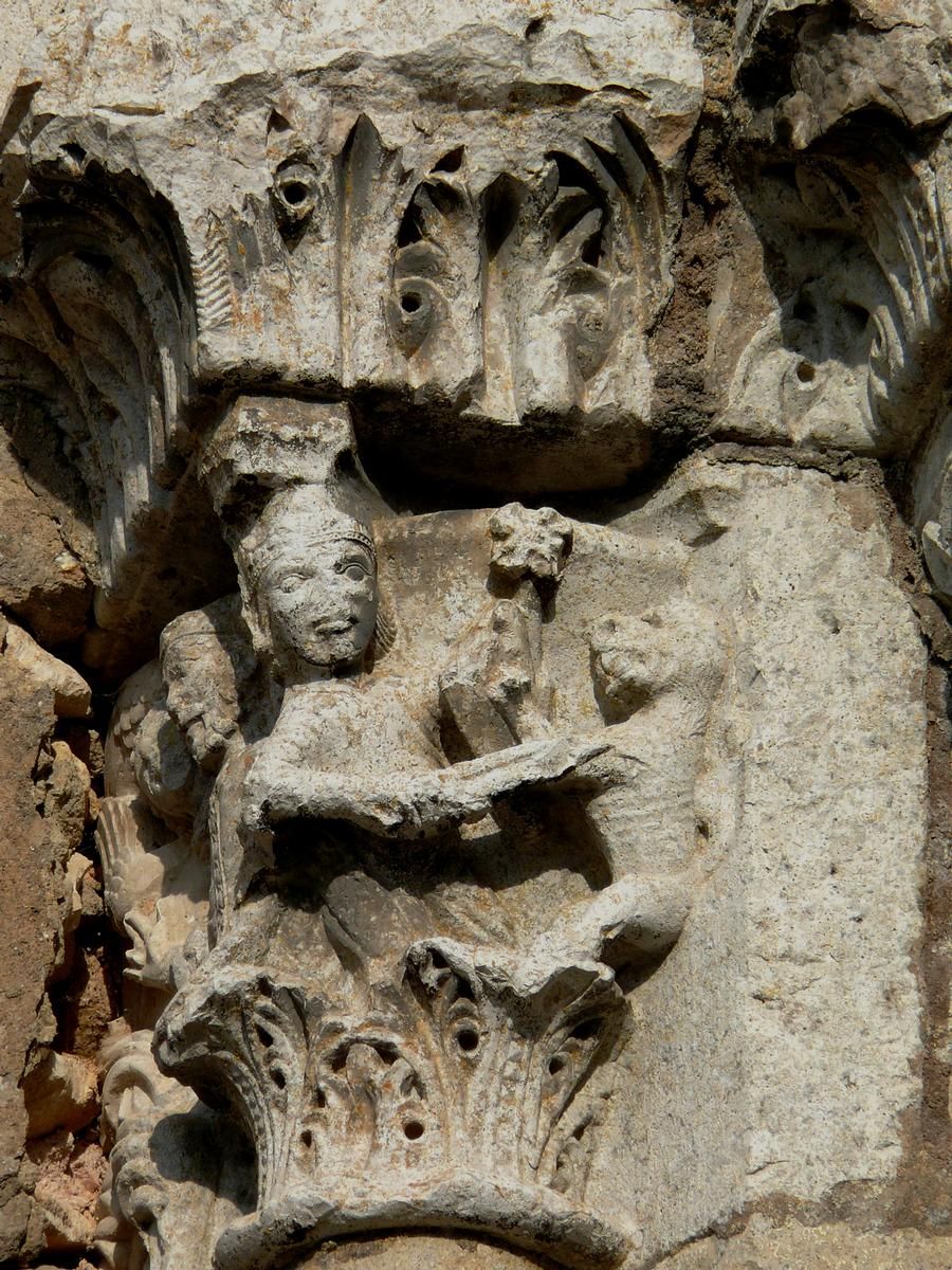Fiche média no. 113004 Ferrières - Abbaye de Ferrières - Eglise Saint-Pierre-et-Saint-Paul - Façade occidentale - Porte papale - Chapiteau représentant le roi Pépin le Bref combattant un lion