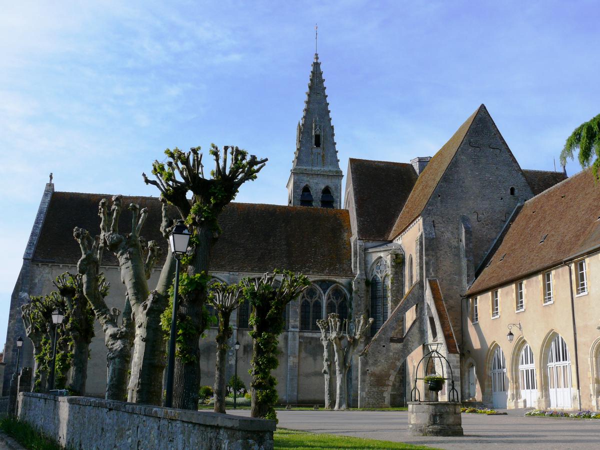 Ferrières - Abbaye de Ferrières - Eglise Saint-Pierre-et-Saint-Paul - L'église et les bâtiments monastiques 