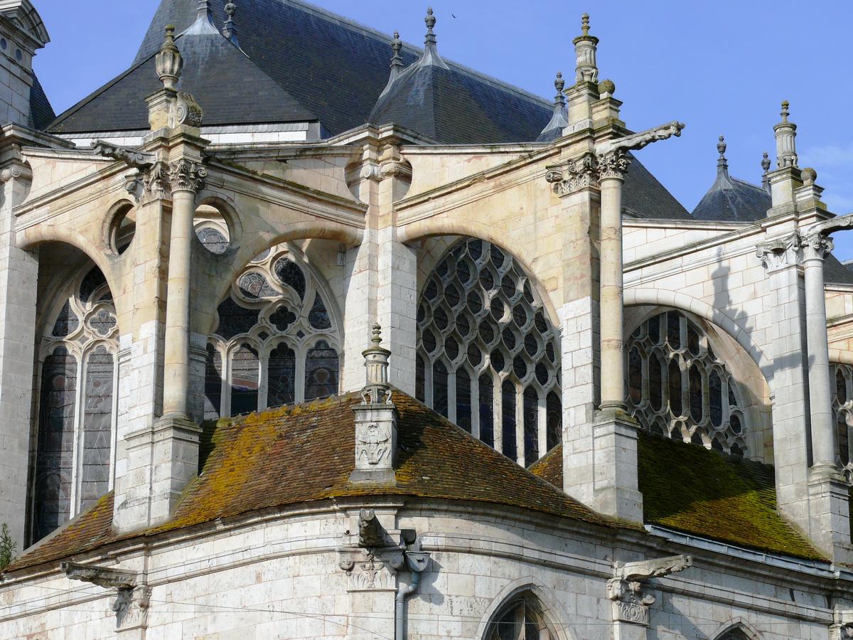 Montargis - Eglise de la Madeleine - Chevet - Contreforts 