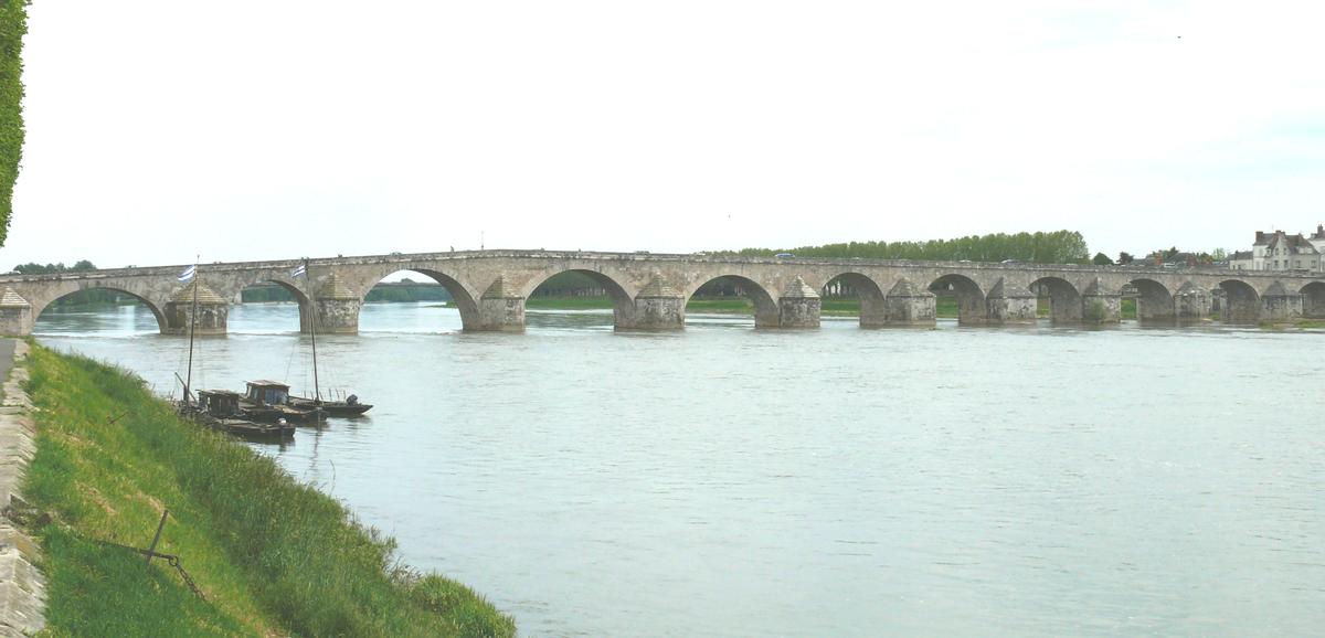 Pont de Gien - Le pont vu de l'aval avec des gabarres 