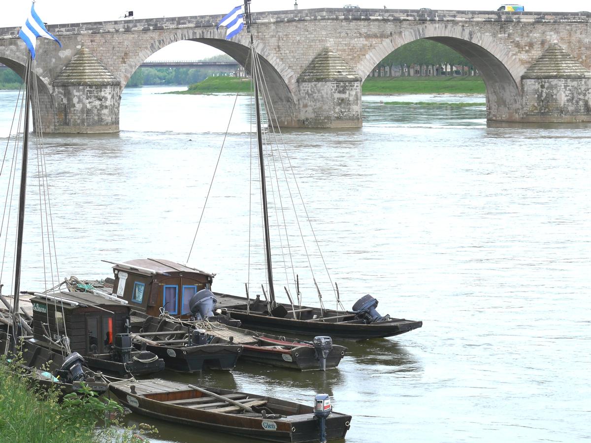 Pont de Gien - Le pont vu de l'aval avec des gabarres. Le pont de la Loire en arrière-plan 
