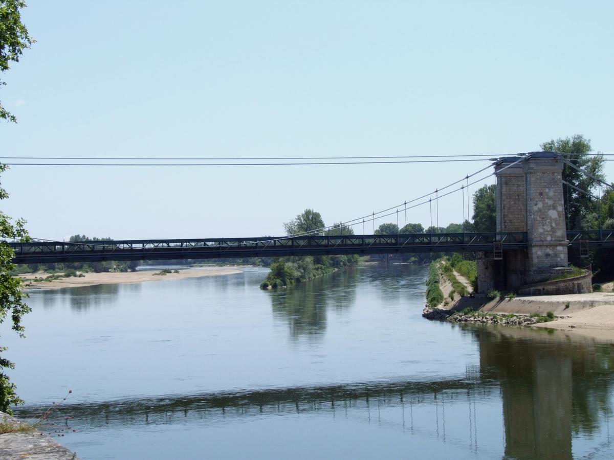 Fiche média no. 62511 Pont suspendu de Châtillon-sur-Loire - Pylône servant d'appui à l'épi submersible de Châtillon servant d'appui en rive gauche du chenal. Un accès permet aux personnes et aux animaux servant pendant le halage des péniches d'accéder à l'autre rive par le pont